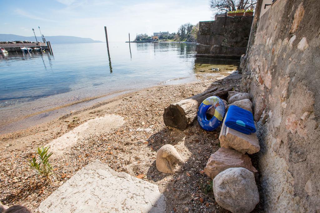 Il Batti Apartment Water Front And Private Beach Toscolano Maderno Exterior foto